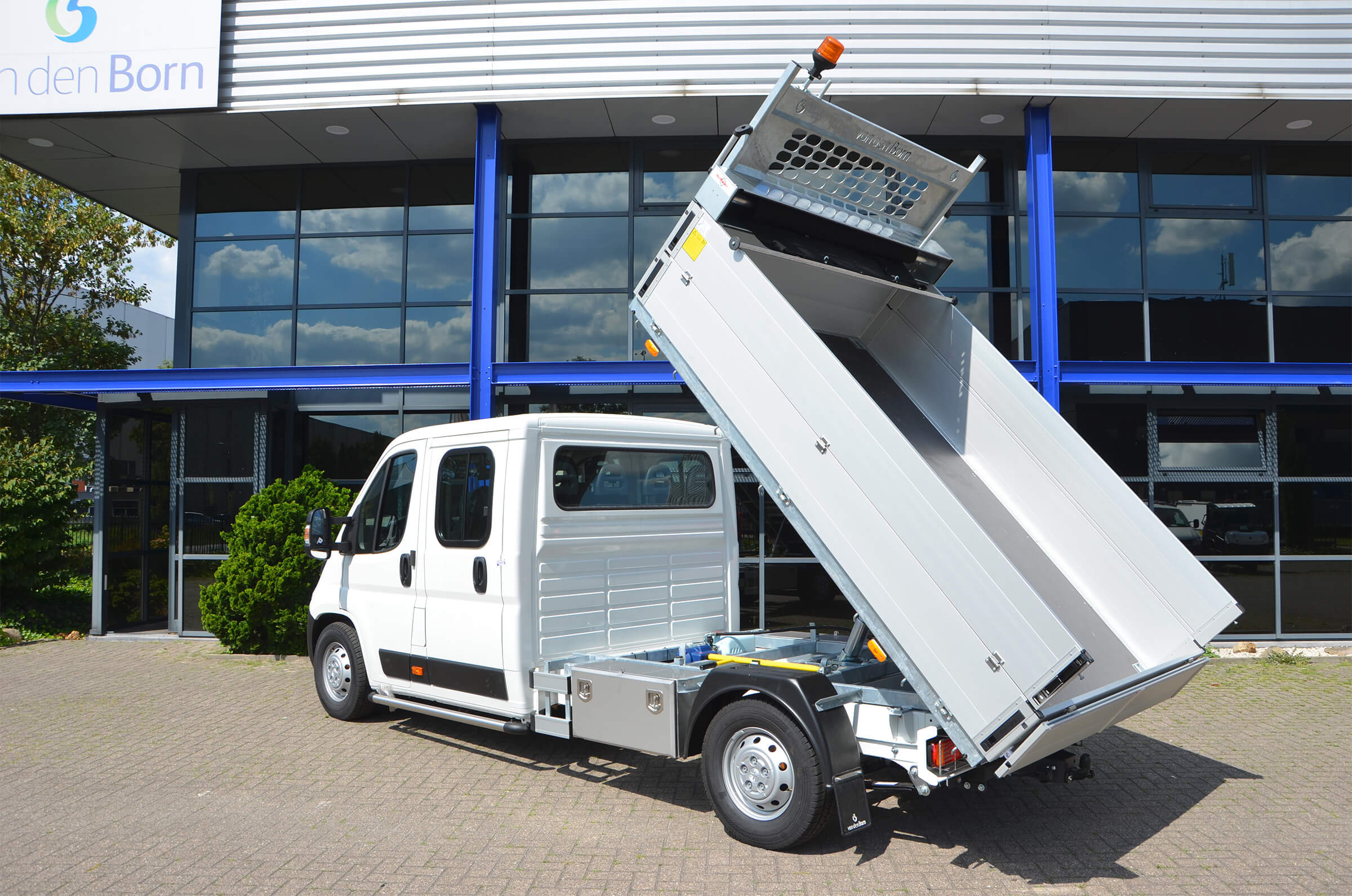 Ergo (kippende) laadbak op (elektrische) chassis cabine Van den Born Carrosserie