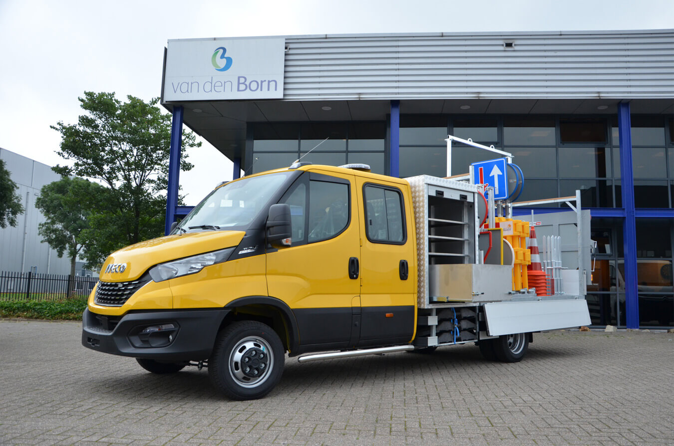 Open laadbak Iveco Daily met verkeersborden