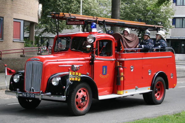 Brandweerauto opgebouwd door Van den Born