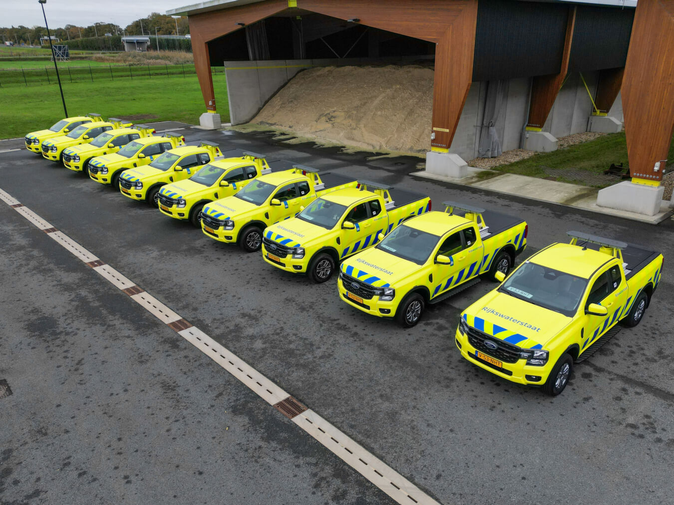 Meerdere Rijkswaterstaat Ford Ranger pick-uptrucks staan opgelijnd