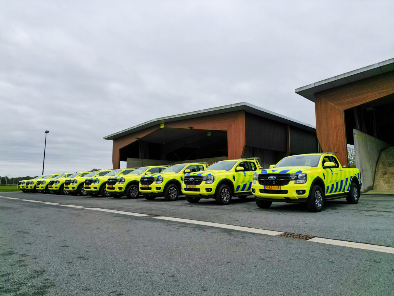 Rijkswaterstaat gele Ford Rangers pick-up trucks